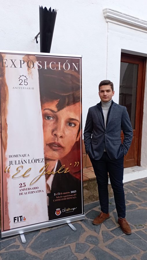 TITO Martínez junto al cartel de la exposición del 25 aniversario de "El Juli"