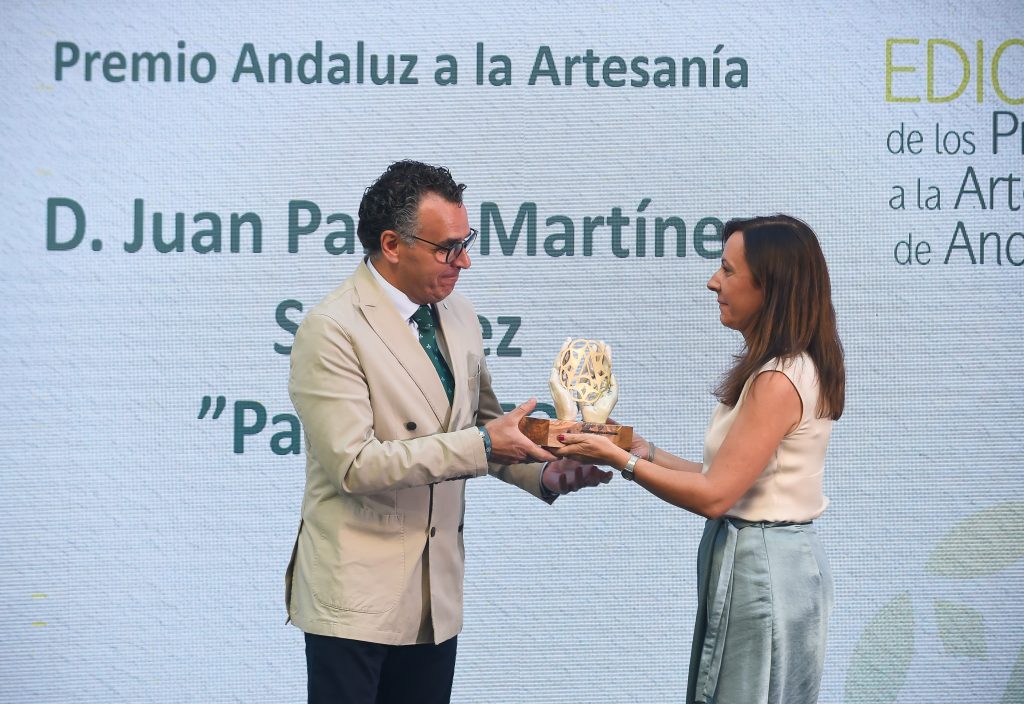 Pablo TITO, recibe el Premio Andaluz a la Artesanía de manos de Adolfina Martínez, Secretaria General de Comercio y Trabajo Autónomo.