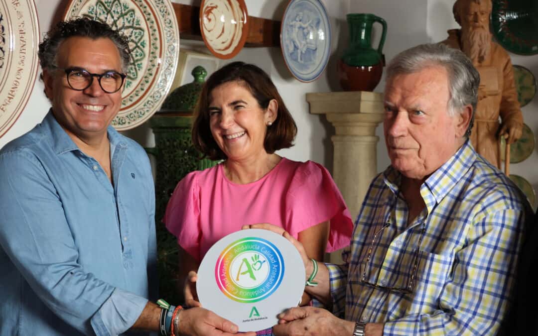 Rocío Blanco entrega el distintivo “Andalucía, Calidad Artesanal” a Pablo TITO