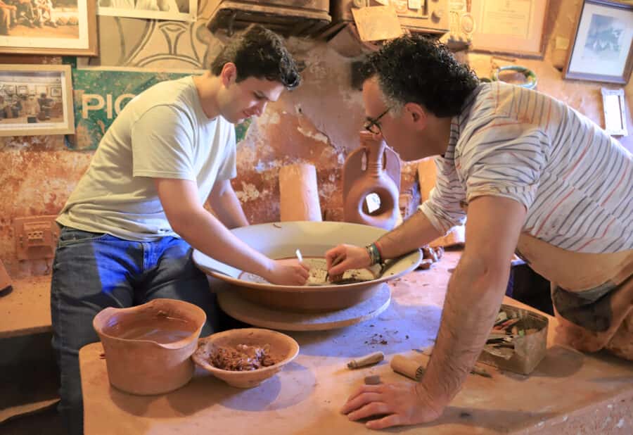 Padre e hijo, decorando un plato