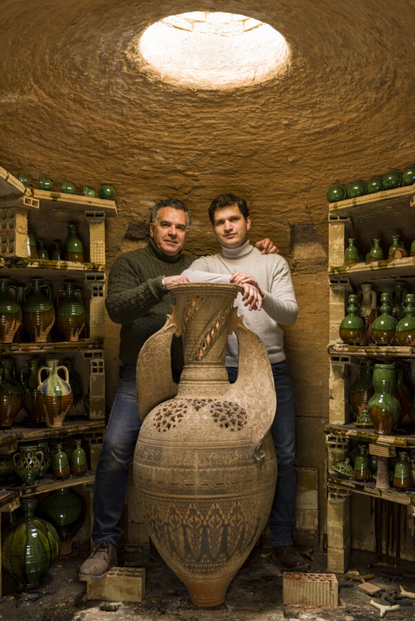 Pablo TITO y TITO Martínez presentan una reinterpretación del Vaso de la Alhambra, con formas giradas y decoración calada que deja pasar la luz.