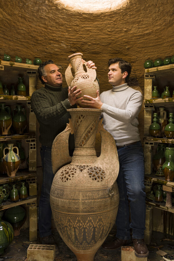 Pablo TITO y TITO Martínez presentan una reinterpretación del Vaso de la Alhambra, con formas giradas y decoración calada que deja pasar la luz.