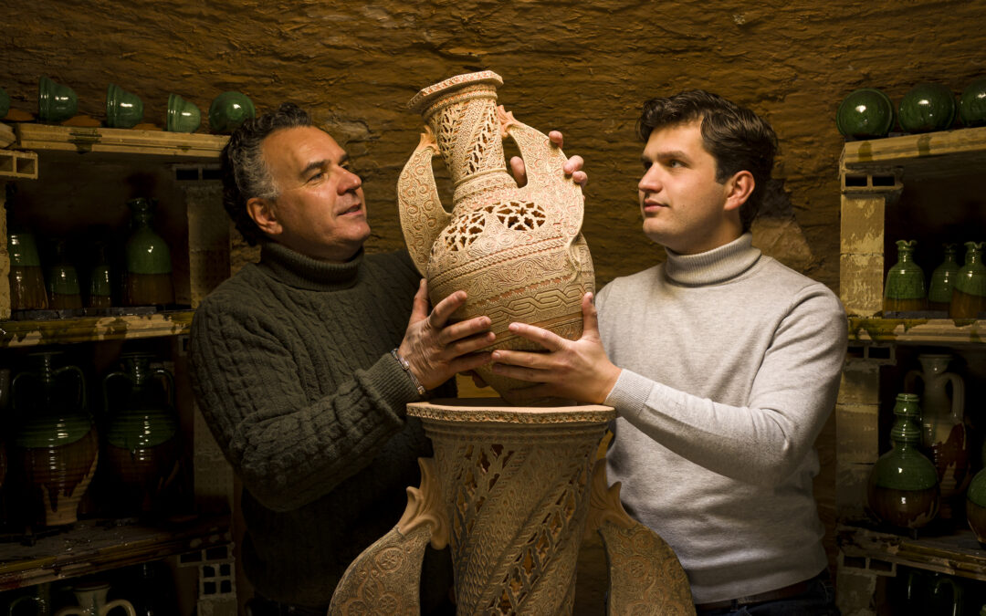 Pablo TITO y TITO Martínez presentan una reinterpretación del Vaso de la Alhambra, con formas giradas y decoración calada que deja pasar la luz.