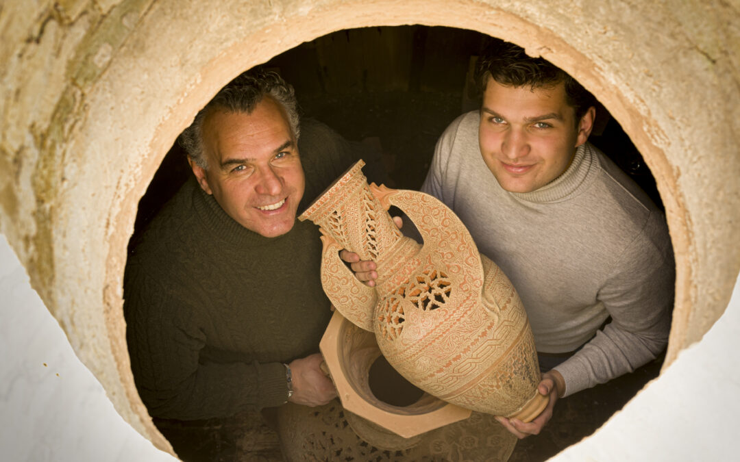 Pablo TITO y TITO Martínez presentan una reinterpretación del Vaso de la Alhambra, con formas giradas y decoración calada que deja pasar la luz.