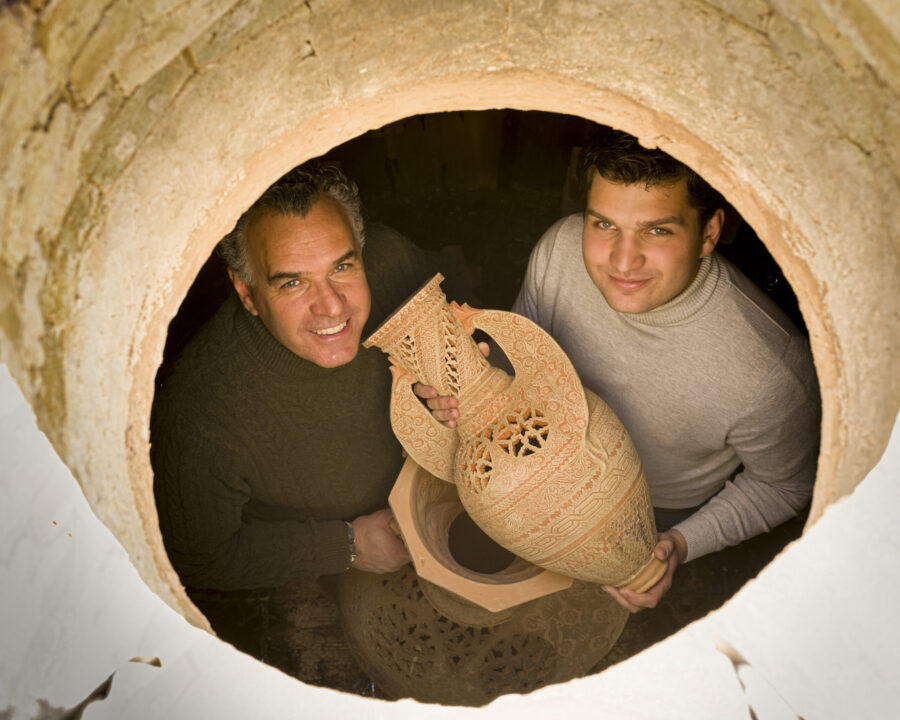 Pablo TITO y TITO Martínez presentan una reinterpretación del Vaso de la Alhambra, con formas giradas y decoración calada que deja pasar la luz.