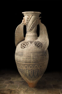 Pablo TITO y TITO Martínez presentan una reinterpretación del Vaso de la Alhambra, con formas giradas y decoración calada que deja pasar la luz.