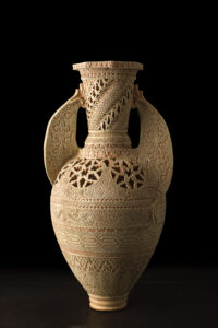 Pablo TITO y TITO Martínez presentan una reinterpretación del Vaso de la Alhambra, con formas giradas y decoración calada que deja pasar la luz.