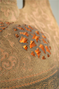 Detalle de los arabescos, cenefas y motivos geométricos tallados sobre la arcilla en la obra 'Light of Andalusia' del taller Alfarería Pablo Tito de Úbeda.