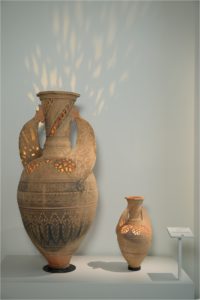 Exposición de las dos piezas de cerámica calada 'Light of Andalusia' creadas por Pablo Tito para la Michelangelo Foundation, una de gran formato y otra menor, iluminadas por dentro